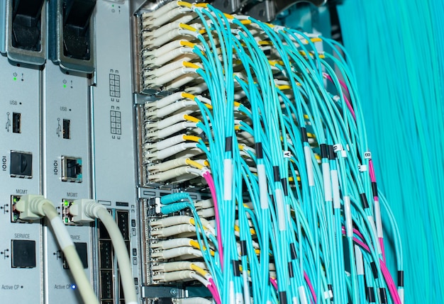Conmutador de red y cable de red de fibra óptica en un centro de datos