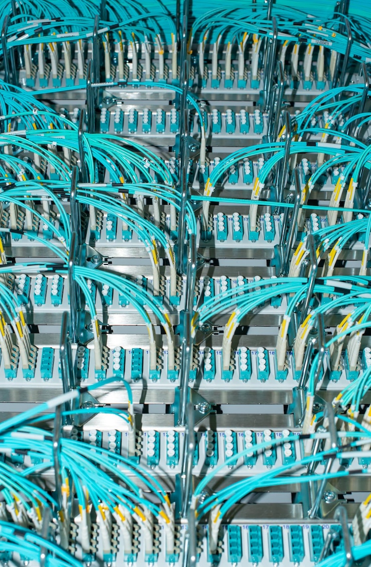 Foto conmutador de red y cable de red de fibra óptica en un centro de datos