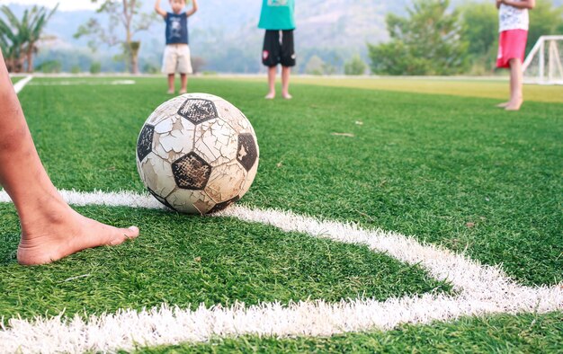 Conner patea el juego de fútbol.