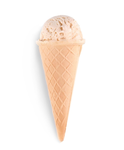 Cono de galleta con helado de caramelo sobre fondo blanco.