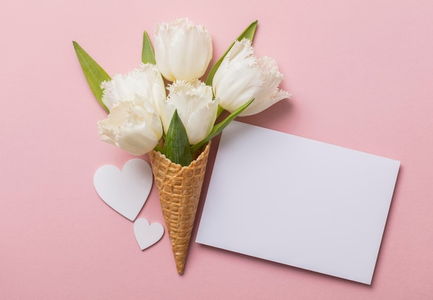 Cono de gofre Flatlay con flor blanca