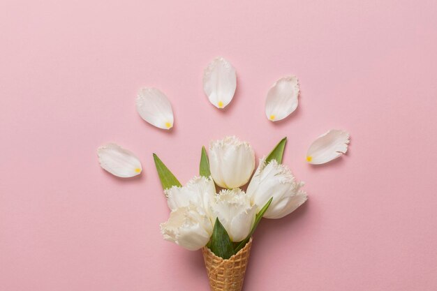 Cono de gofre Flatlay con flor blanca