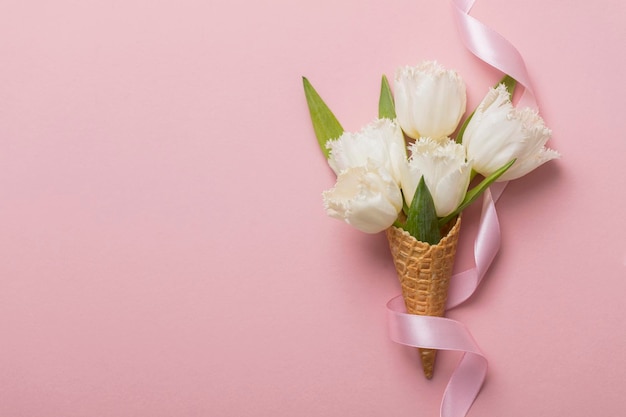 Cono de gofre Flatlay con flor blanca