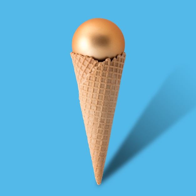 Cono de helado con bola navideña