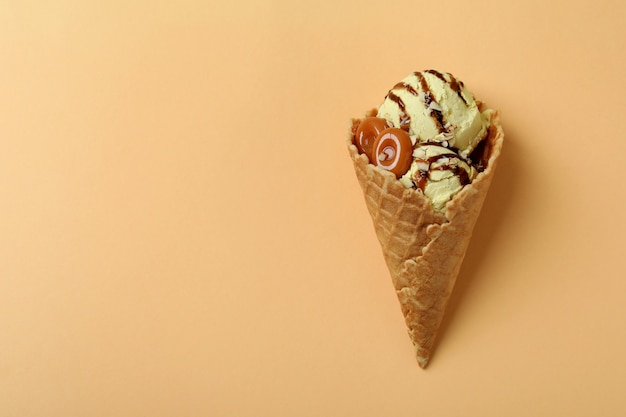 Cono de helado de caramelo sobre beige