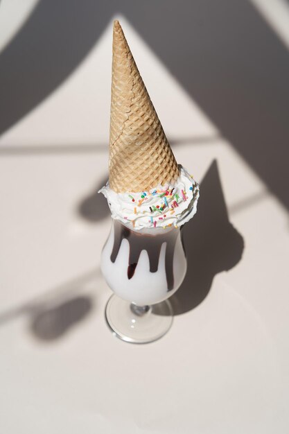 Cono de helado de chocolate con chispas