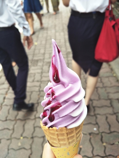 Foto cono de helado en la ciudad