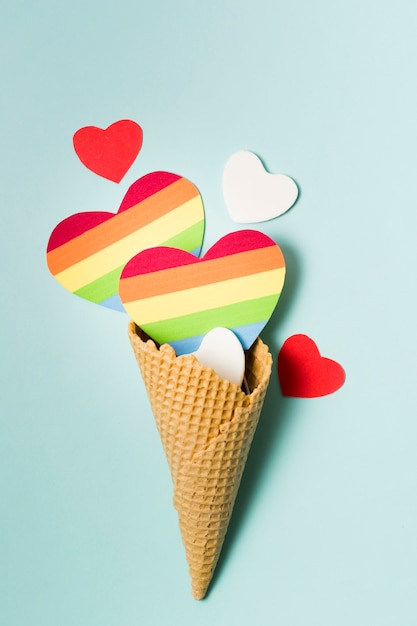 Foto cono de helado con corazones en colores del arcoiris