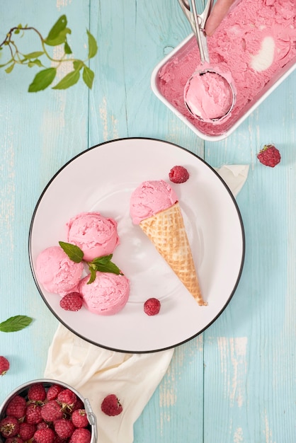 Foto cono de helado delicioso en un plato
