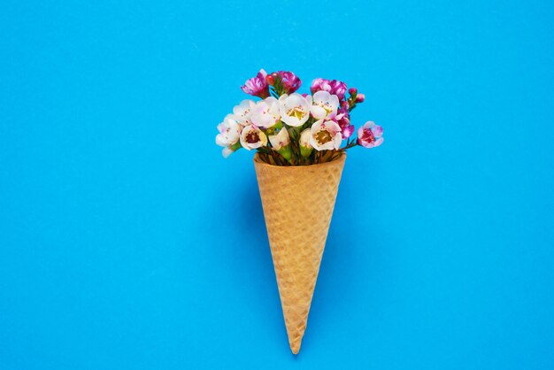 Cono de helado con flores pequeñas