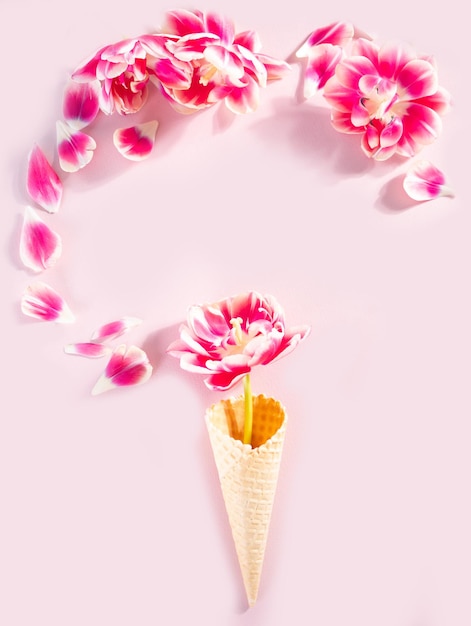 Cono de helado con flores rosas y pétalos Concepto de día de San Valentín Lay Flat