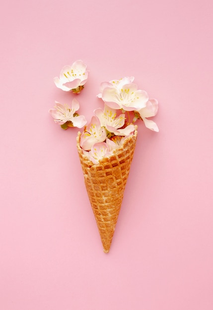 Foto cono de helado con flores