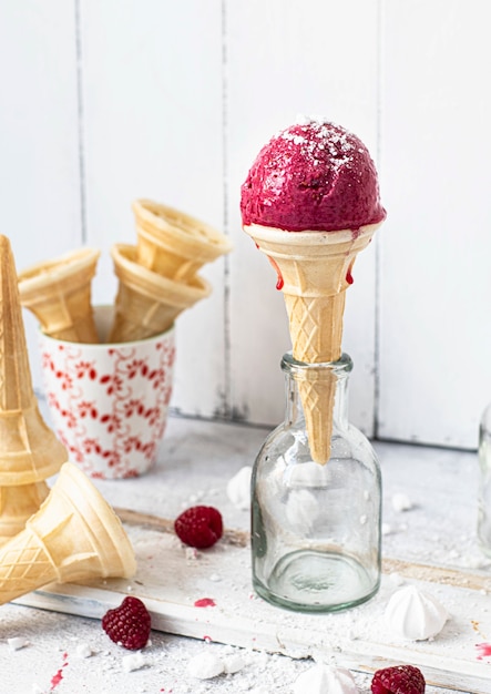 Cono de helado de frambuesa en una botella de vidrio