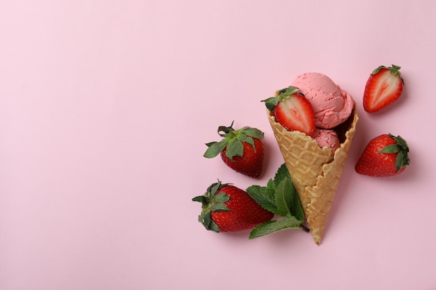 Cono de helado de fresa en rosa