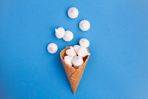 Cono de helado con merengue blanco