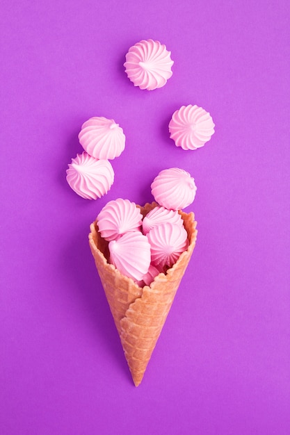 Cono de helado con merengue rosa