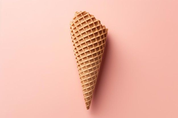 Foto un cono de helado se muestra contra un fondo rosa