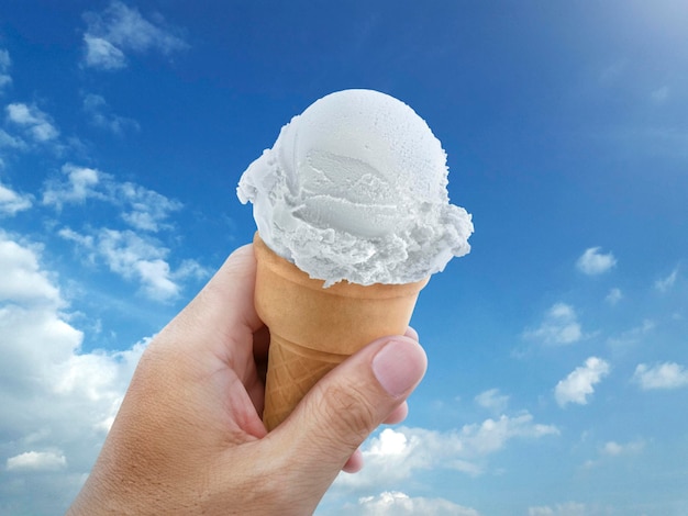 Cono de helado que sube al cielo caluroso de verano