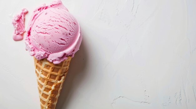 Cono de helado rosa sobre un fondo blanco