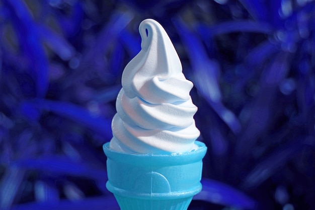 Cono de helado suave para servir en estilo Pop Art Light Aqua Blue sobre fondo azul vivo
