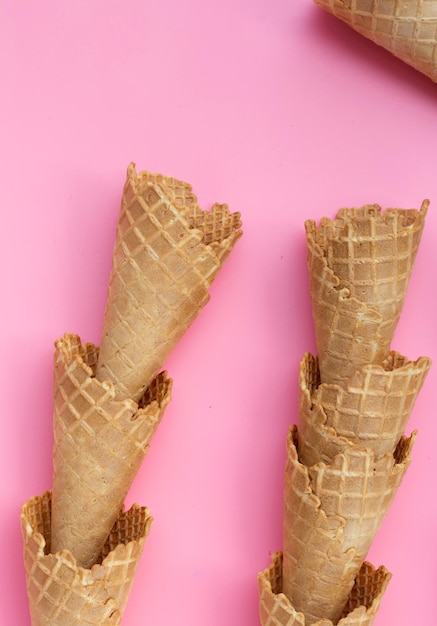 Cono de helado vacío sobre fondo rosa