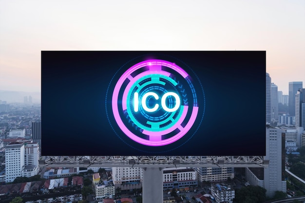 Ícono del holograma ICO en la cartelera sobre la vista panorámica de la ciudad de Kuala Lumpur al atardecer KL es el centro de los proyectos blockchain en Malasia Asia El concepto de moneda inicial que ofrece finanzas descentralizadas