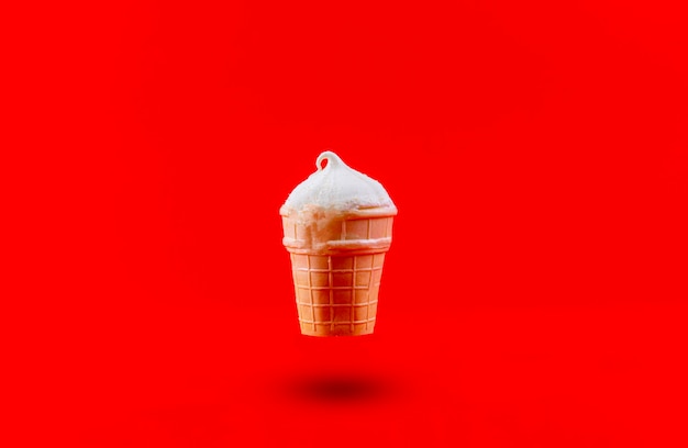 Un cono de oblea con una tapa de helado de colores aislada contra la superficie colorida, concepto de minimalismo simple
