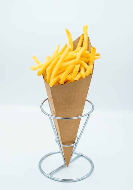 Foto cono de papas fritas rústicas para llevar