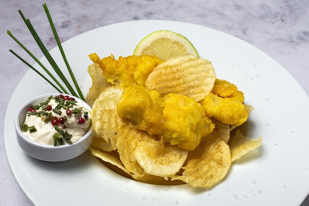 Cono de papel con pescado y patatas fritas caseras