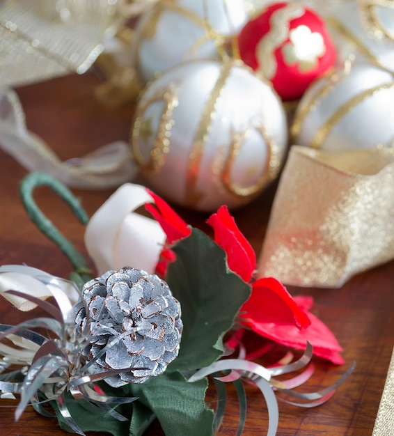 Foto cono de pino y otras decoraciones navideñas.