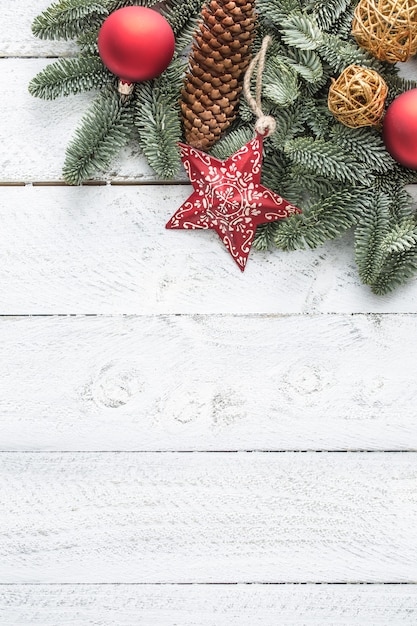 Cono de pino de ramitas de bolas de estrella de decoración de Navidad sobre fondo de madera - Vista superior.