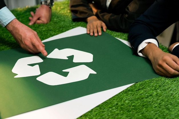 Ícono de reciclaje en la mesa de reuniones en la oficina con gente de negocios que planea la inversión empresarial ecológica en la gestión de residuos como concepto de reducción de reutilización de reciclaje para un ecosistema limpio Pintoresco