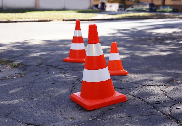 Cono de tráfico en la carretera