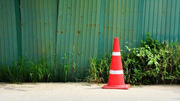 Cono de trafico en sendero