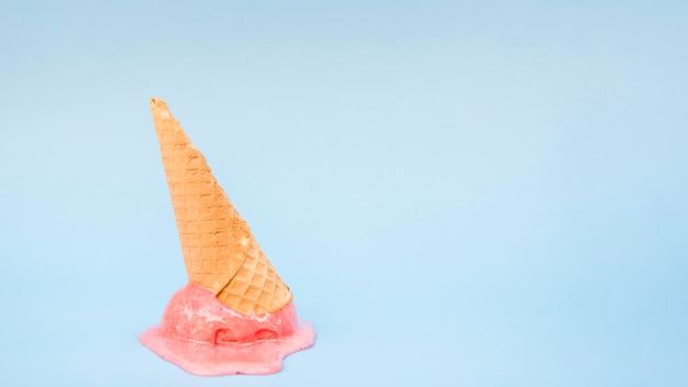 Foto cono de waffle fresco de helado derretido