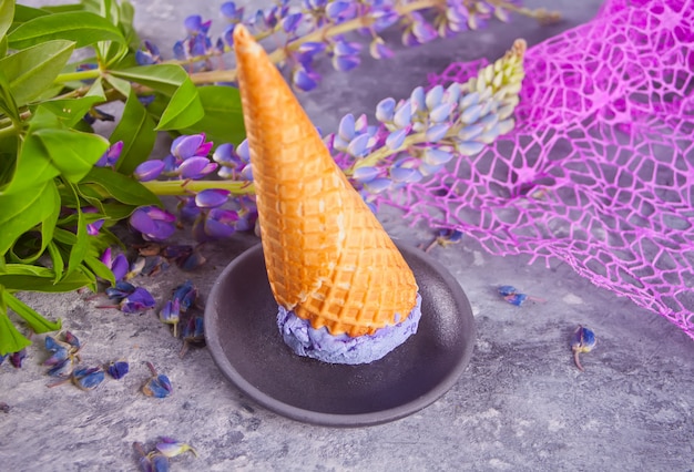 Cono de waffle con helado lila morado