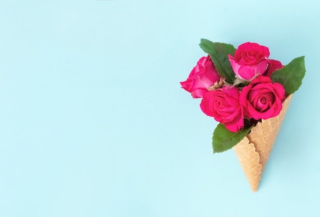 Cono de waffle con ramo de rosas hermosas