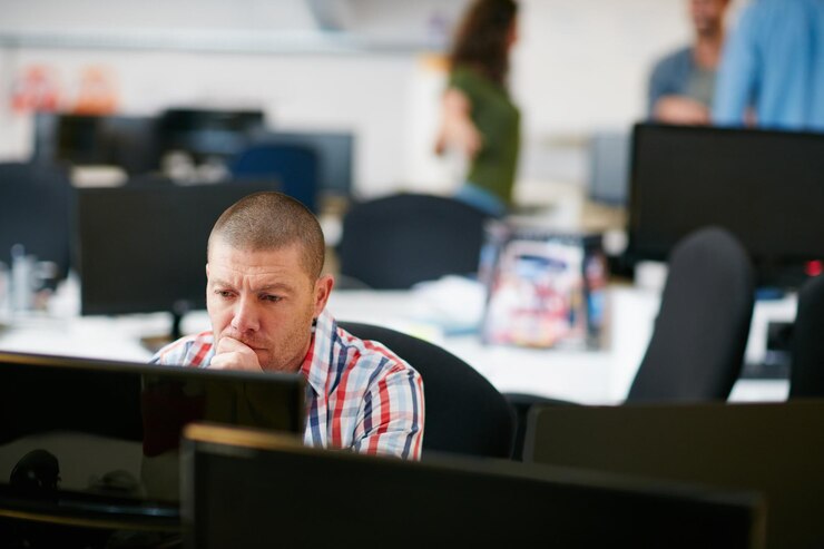 Foto conoce la importancia del trabajo duro captura de un hombre usando una computadora en una oficina moderna