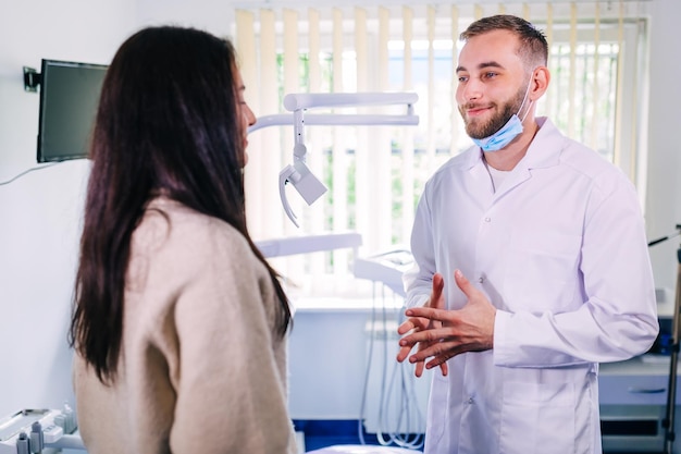 Conocido del dentista y el paciente clínica dental moderna