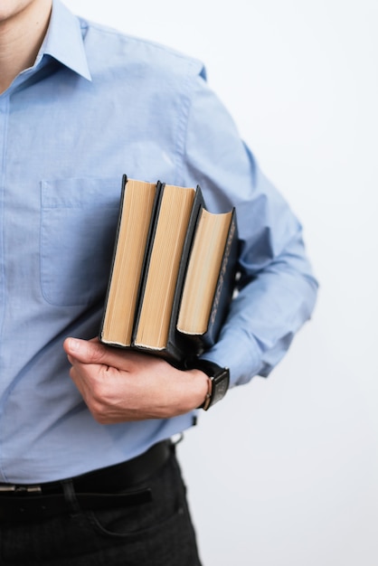 El conocimiento es poder: hombre de negocios feliz usando un libro. Concepto de aprendizaje de estudiantes universitarios