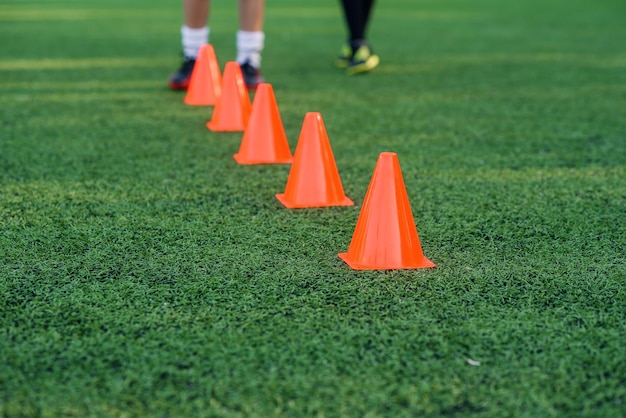 conos de entrenamiento naranja en el campo de fútbol