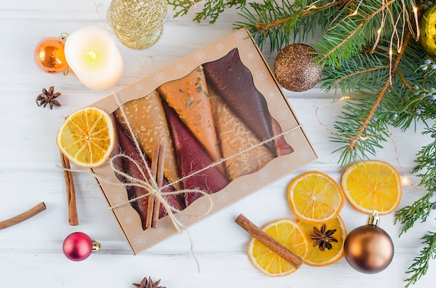 Conos de fruta pastila en una caja de regalo