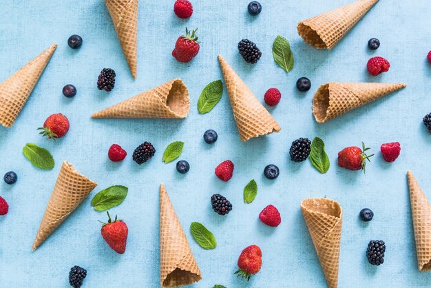 Foto conos de helado y fondo de verano de bayas frescas