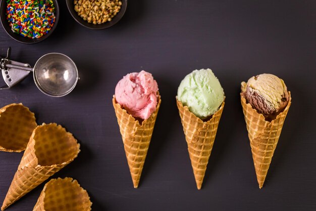 Conos de helado de gofre con bolas de helado.