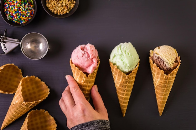 Conos de helado de gofre con bolas de helado.