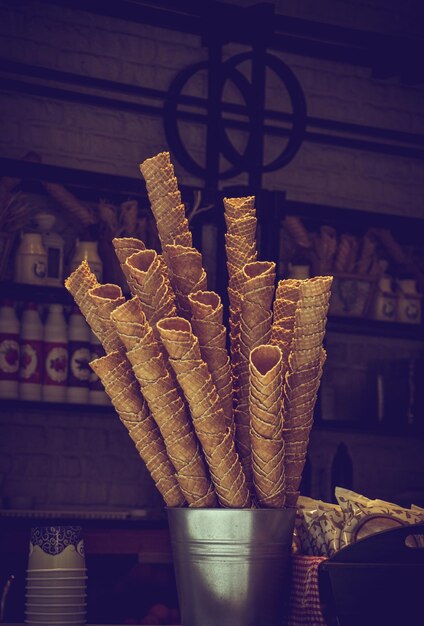 Conos de helado de gofres vacíos a la vista