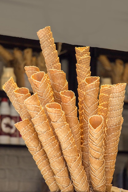 Conos de helado de gofres vacíos a la vista