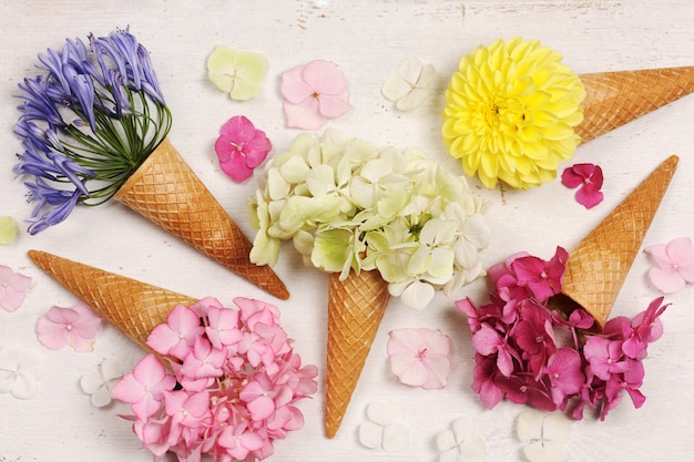 Conos de helado con hermosas flores.