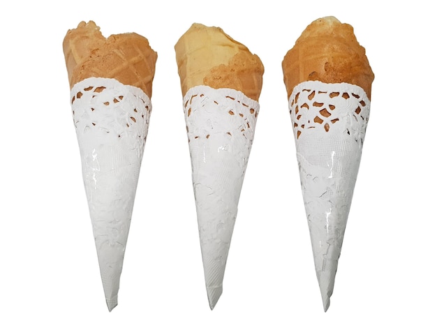 Conos de helado vacíos envueltos con papel doily o lacy aislado sobre fondo blanco Waffle hecho a mano