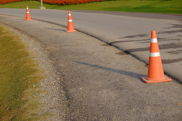 Conos de tráfico en las carreteras de la ciudad